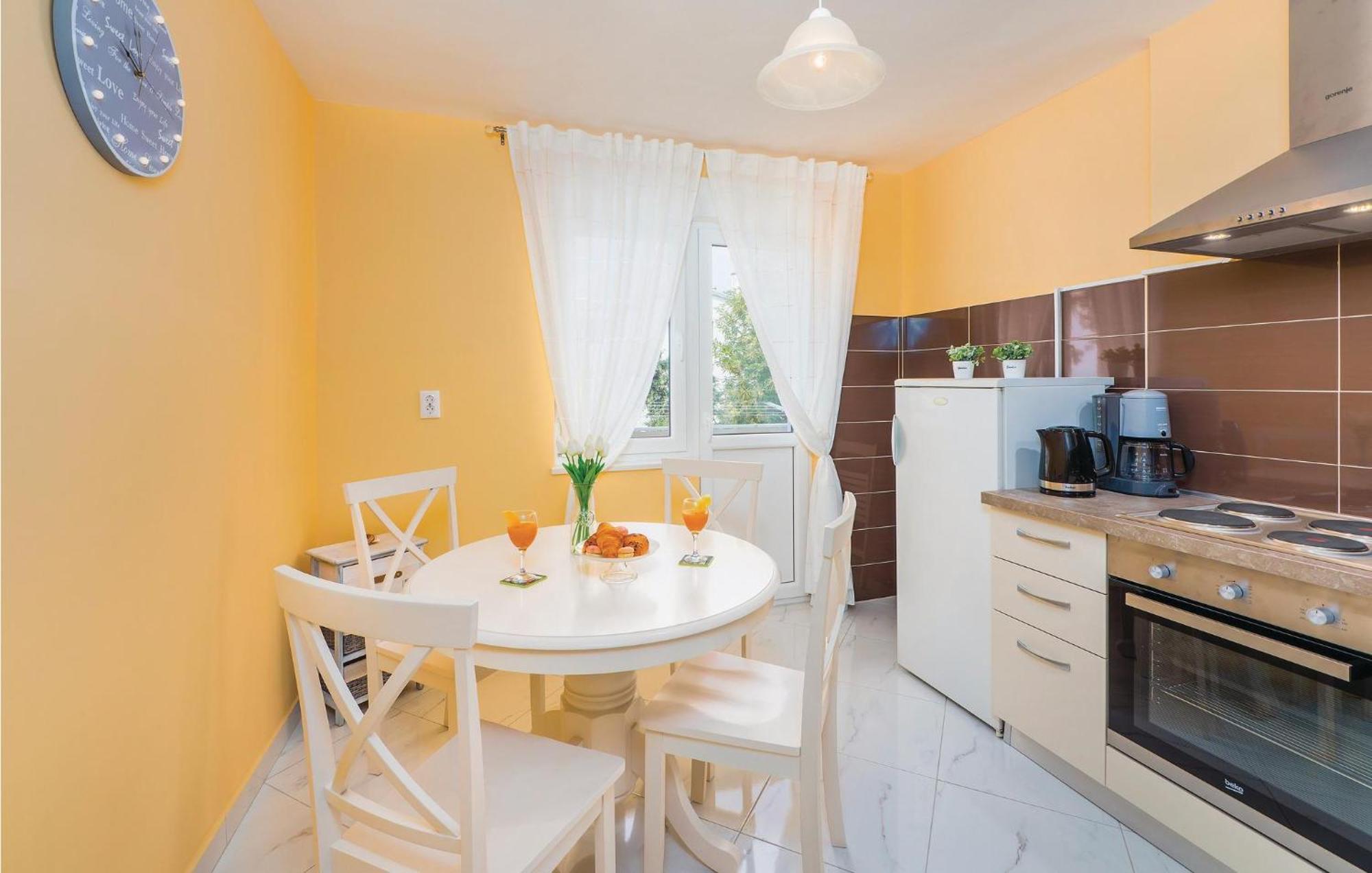 1 Bedroom Gorgeous Apartment In 오파티아 외부 사진